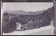 Cinco homens, dentro e junto a um automóvel, numa estrada, em local não identificado, na Ilha da Madeira