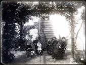 Retrato de José Joaquim Bettencourt da Câmara com sua mulher, Maria Rita de Almeida Jardim, seus filhos, sua irmã e sua cunhada, num quintal de uma casa (corpo inteiro)