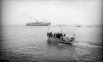 Vedeta "Comandante Celestino Silva" a dirigir-se ao navio "Império" com o andor, Freguesia da Sé, Concelho do Funchal