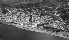 Vista aérea da cidade do Funchal, entre a Alfândega (atual Assembleia Regional da Madeira), freguesia da Sé, e o campo Almirante Reis, freguesia de Santa Maria Maior    