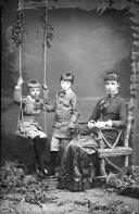 Retrato de Harriet Sarah Miles com os filhos Henry Alfred Miles e Charles Vaughan Miles (corpo inteiro)