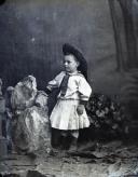 Retrato do menino Júlio Macedo (corpo inteiro)
