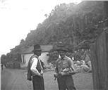 Dois homens, num caminho, no sítio dos Viveiros (atual rua 5 de Outubro), Freguesia de São Pedro, Concelho do Funchal