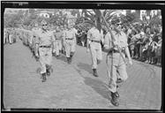 Soldados da 1.ª Companhia Expedicionária da Madeira à Índia, do B. I. I. n.º 19, marchando pela avenida do Mar (atual avenida do Mar e das Comunidades Madeirenses), nas imediações de São Lázaro, Freguesia da Sé, Concelho do Funchal