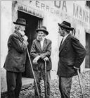 Três homens idosos à porta do estabelecimento comercial "Estrela da Manhã", Freguesia da Camacha, Concelho de Santa Cruz