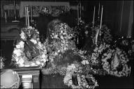 Coroas de flores junto à urna de Wanda Nabuco de Gouveia, esposa do Dr. Paulo Nabuco de Gouveia, na igreja de São Pedro, Freguesia de São Pedro, Concelho do Funchal