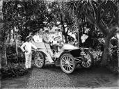 Harvey Foster com a sua esposa, filha e criada no seu automóvel nos jardins do "Reid's New Hotel" (atual "Belmond Reid's Palace"), Freguesia de São Martinho, Concelho do Funchal