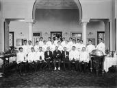 Retrato de grupo de empregados e diretores do "Reid's Palace Hotel" (atual "Belmond Reid's Palace"), freguesia de São Martinho, concelho do Funchal