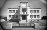 Edifício da Escola Doutor Salazar (atual Tribunal do Julgado de Paz do Funchal), na rua dos Ilhéus, Freguesia de São Pedro (atual Freguesia da Sé), Concelho do Funchal