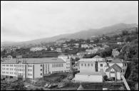 Vista da Escola Industrial e Comercial do Funchal (atual Escola Secundária Francisco Franco) a partir do Hotel Santa Maria, na rua João de Deus, Freguesia da Sé, Concelho do Funchal 