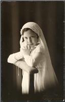 Retrato da menina Maria José por ocasião da sua Primeira Comunhão (meio corpo)