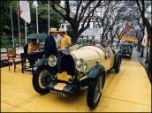 Automóvel Bugatti Type 44 (1929) da condutora Paulette Duverger, no arranque da primeira etapa do 6.º Raid Diário de Notícias, na avenida Arriaga, Freguesia da Sé, Concelho do Funchal 