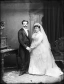 Retrato de Vicente Gomes da Silva, Júnior, e Joana Avelina Henriques Gomes da Silva por ocasião do seu casamento (corpo inteiro) 
