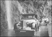 Automóvel Aston Two Seater Tourer (1939) do piloto Tito Cabral Noronha, a circular na estrada regional n.º 101, troço Porto Moniz /São Vicente, no 3.º Raid Diário de Notícias