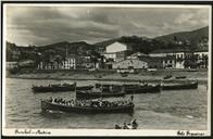 Embarcação repleta de passageiros junto à costa no Funchal
