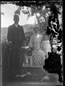 Retrato de um casal e duas crianças, em local não identificado