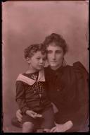 Retrato de uma mulher com um menino, neto do visconde de Bianchi (meio corpo)
