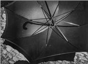Guarda-chuva, ao contrário, no chão de uma rua com pavimento de calçada, na Ilha da Madeira