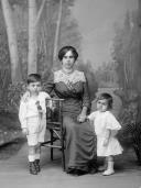 Retrato de Susana Figueira com duas crianças (corpo inteiro)