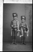 Retrato de dois meninos fantasiados de militares, filhos do capitão Leyva (corpo inteiro)