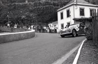 Automóvel de competição Triumph TR3, do piloto Manuel Câncio V. L. Gonçalves, na VII Volta à Ilha da Madeira, na rua Comandante Camacho de Freitas, vila da Ribeira Brava