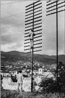 Homem em poste de eletricidade no baluarte do Castanheiro do palácio de São Lourenço, Freguesia da Sé, Concelho do Funchal