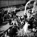 Imagem de Nossa Senhora de Fátima, no convés do vapor Lima, rodeada de raparigas da Ação Católica e de escuteiros que procederam ao arranjo do andor com orquídeas, Freguesia de São Pedro (atual Freguesia da Sé), Concelho do Funchal
