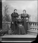 Retrato de três mulheres (corpo inteiro)