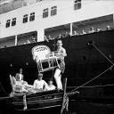 Ator britânico Terry Thomas num barco bomboteiro de venda de obras de vime, na baía do Funchal
