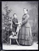 Retrato de uma mulher com um menino, empregada do senhor Cunha (corpo inteiro)