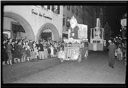 Carro alegórico "Rei das Mobílias" no cortejo luminoso das Festas de Final do Ano na rua do Bettencourt, Freguesia da Sé, Concelho do Funchal 