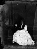Retrato de uma mulher e de Adelaide Cristina Camacho (corpo inteiro)