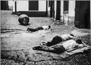 Três crianças, a dormir no chão, na rua do Seminário, Freguesia da Sé, Concelho do Funchal