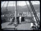 Convés do navio de guerra ancorado no porto da cidade do Funchal