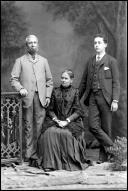Retrato de Agostinho P. Ladeira acompanhado de um homem e uma mulher (corpo inteiro)