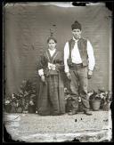 Retrato de um homem e uma mulher com traje tradicional (corpo inteiro)