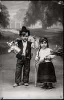 Retrato de duas crianças vestidas de camponeses (corpo inteiro)