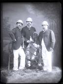 Retrato de estúdio de três homens com instrumentos musicais (corpo inteiro)