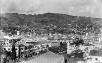 Vista parcial sobre a cidade e sua encosta, a nordeste, a partir da cobertura do Teatro Municipal Baltazar Dias, freguesia da Sé, concelho do Funchal