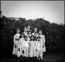 Retrato de grupo de meninos e meninas, num jardim, em local não identificado