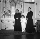 Retrato de dois padres e um menino junto a altar, no Colégio do Infante D. Henrique, durante a primeira comunhão, Freguesia do Monte, Concelho do Funchal