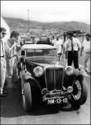 Desembarque do automóvel MG TC (1947) de António Costa Simões, participante no 2.º Raid Diário de Notícias, no porto do Funchal, Freguesia da Sé, Concelho do Funchal