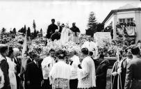 Condução do andor de Nossa Senhora de Fátima do altar para a praça do Infante, por membros do clero, Freguesia de São Pedro (atual Freguesia da Sé), Concelho do Funchal