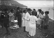 Taça de champanhe oferecida pelo Dr. Américo Durão na praia, após a cerimónia de batismo do iate "Albatroz", Concelho do Funchal