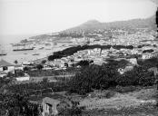 Vista este/oeste da cidade do Funchal, vendo-se, em primeiro plano, o campo Almirante Reis e a zona sul da freguesia de Santa Maria Maior