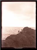 Crianças a pescar, em local não identificado, na Ilha da Madeira