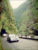 Automóvel Triumph 2000 Roadster (1948) da condutora Amélia Cavaco, à saída de um “furado”, junto ao desfiladeiro da Ribeira do Inferno, Freguesia e Concelho de São Vicente, no 3.º Raid Diário de Notícias