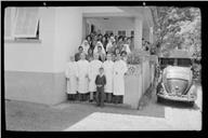 Retrato do grupo de médicos, enfermeiras e pacientes no Dispensário Antituberculoso do Campo da Barca, Freguesia de Santa Maria Maior, Concelho do Funchal