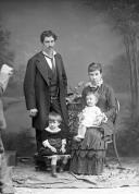 Retrato de João Cândido de Aguiar acompanhado de uma mulher e dois meninos