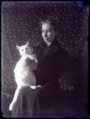 Retrato de uma mulher com um gato ao colo (três quartos)